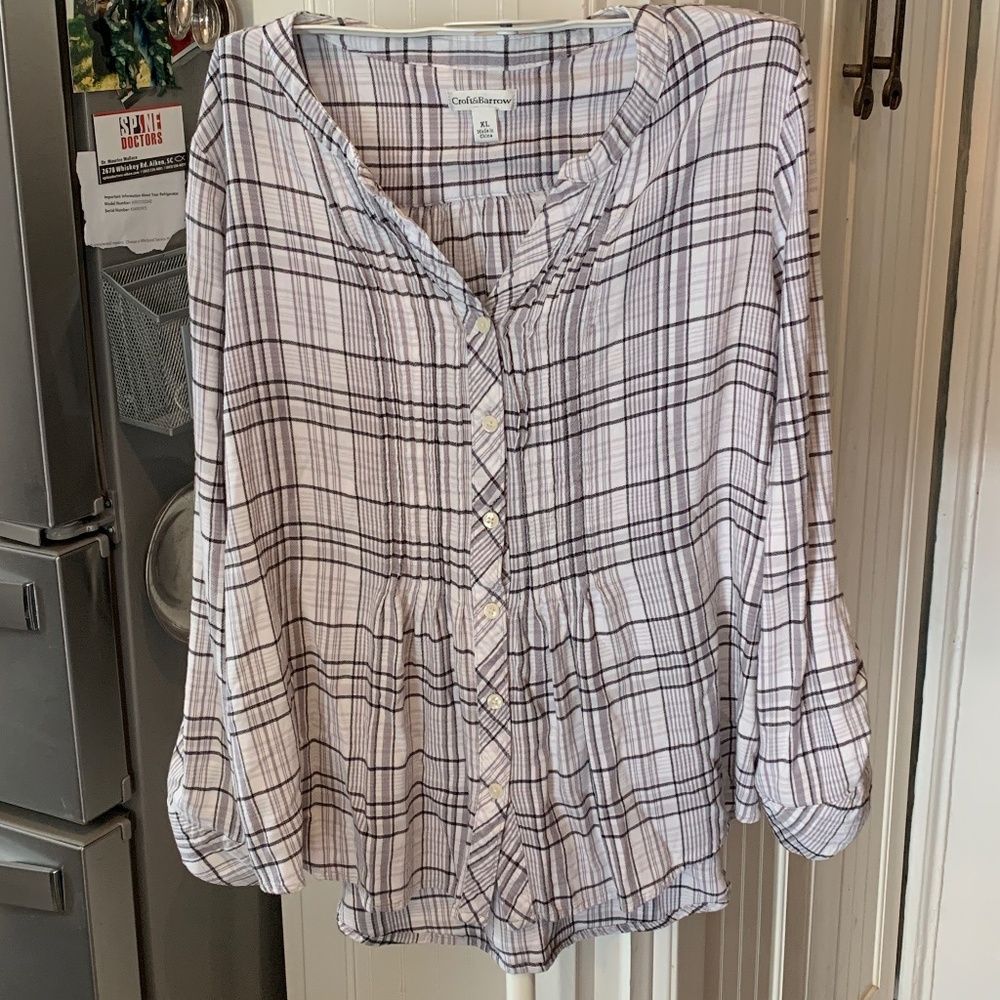 Croft & Bartow 100 percent rayon pkeated spkit v flannel top. Preowned